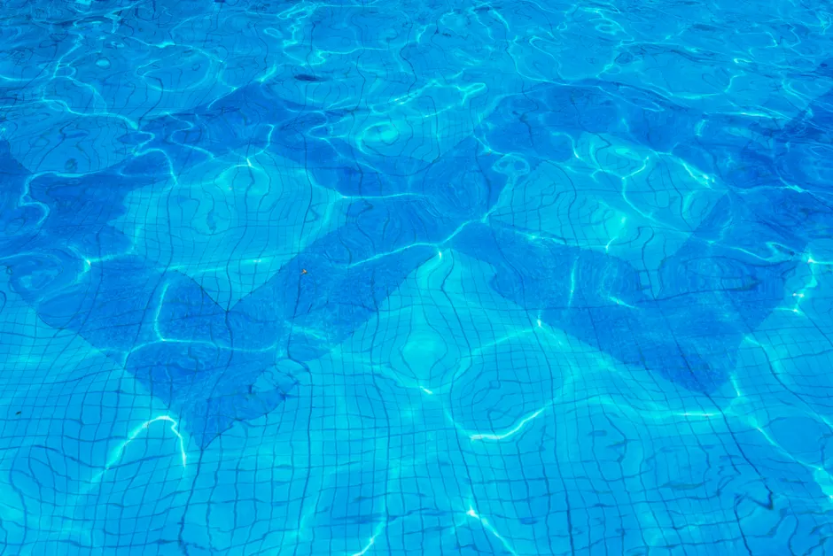 Detail Schwimmbad Wasser Mit Blauem Mosaik Number 13