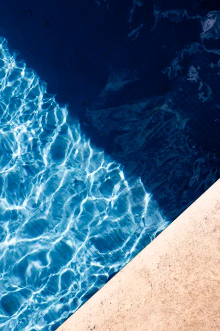 Detail Schwimmbad Wasser Mit Blauem Mosaik Number 14