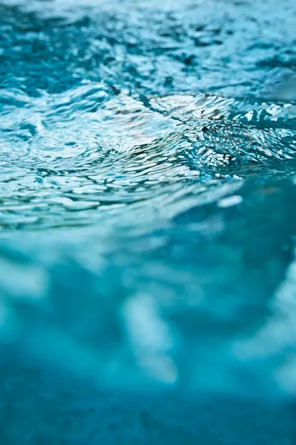 Detail Schwimmbad Wasser Mit Blauem Mosaik Number 15