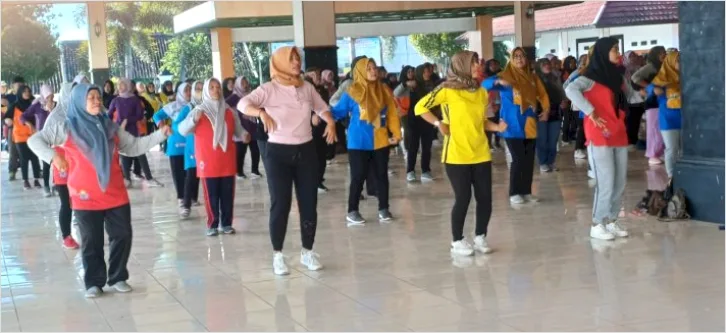 Detail Foto Acara Senam Bersama Di Lapangan Number 8