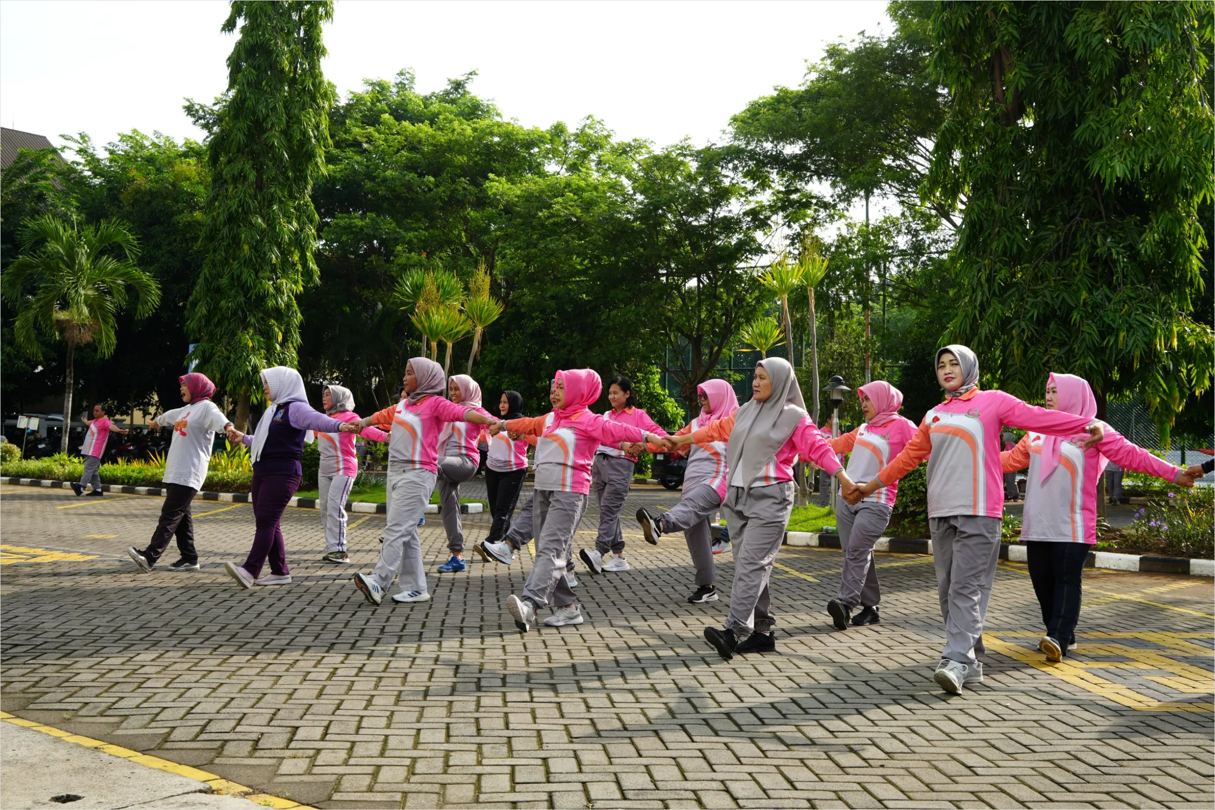 Detail Foto Acara Senam Bersama Di Lapangan Number 10