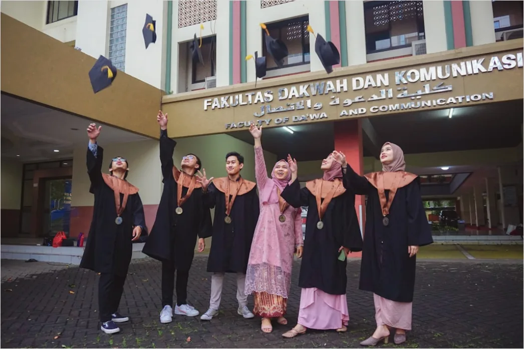 Foto Acara Wisuda Mahasiswa Universitas 2fef