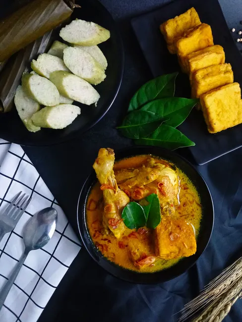 Detail Foto Ayam Gulai Khas Padang Di Mangkuk Number 2