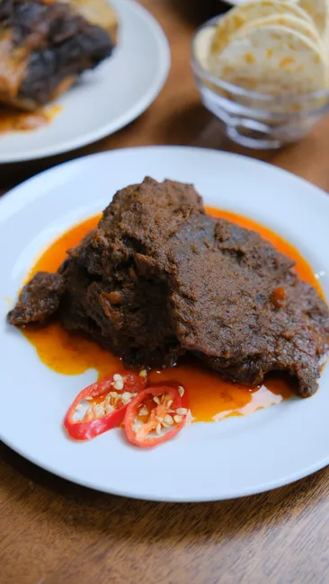 Detail Foto Ayam Gulai Khas Padang Di Mangkuk Number 11