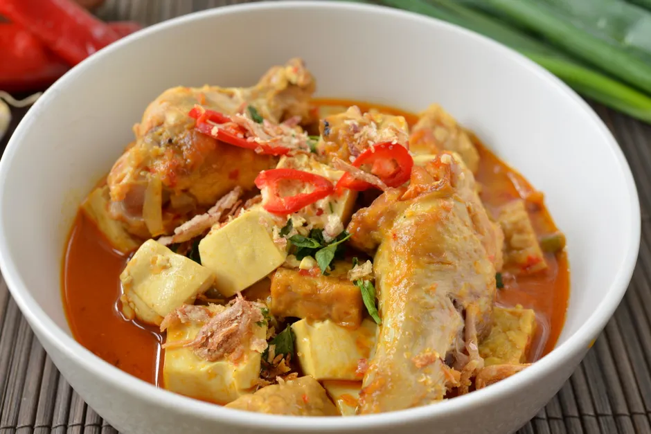 Detail Foto Ayam Gulai Khas Padang Di Mangkuk Number 12