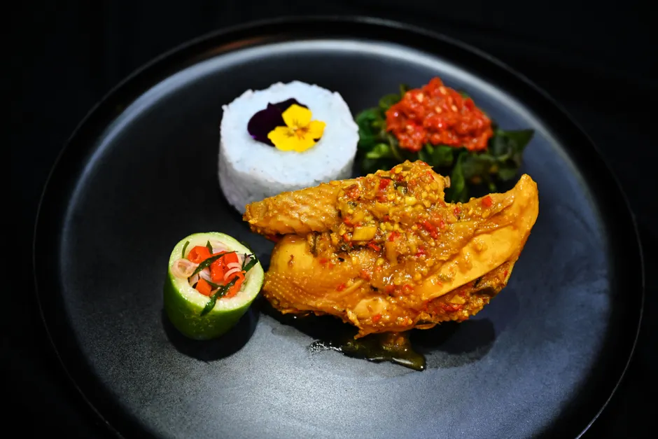Detail Foto Ayam Gulai Khas Padang Di Mangkuk Number 13