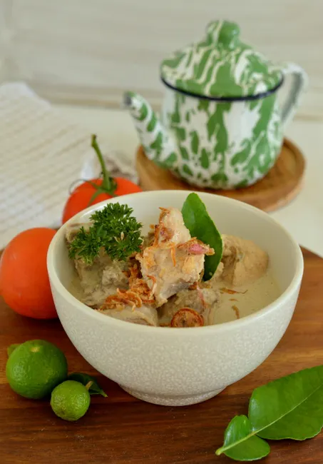 Detail Foto Ayam Gulai Khas Padang Di Mangkuk Number 17