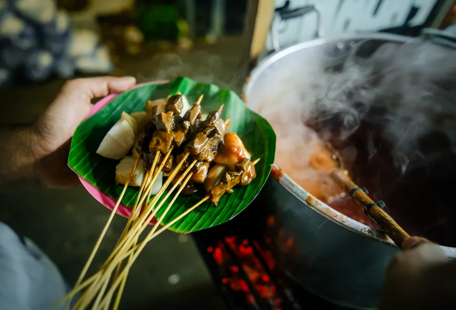 Detail Foto Ayam Gulai Khas Padang Di Mangkuk Number 8