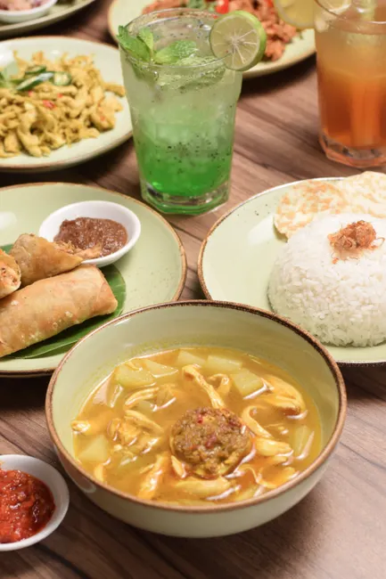 Detail Foto Ayam Gulai Khas Padang Di Mangkuk Number 9