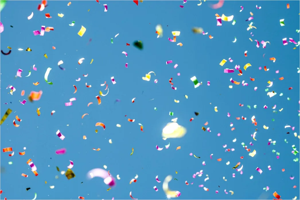 Foto Confetti Pesta Tahun Baru Warna Emas 5283