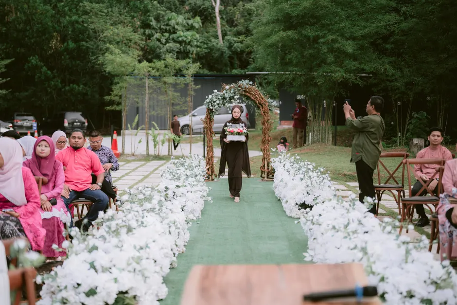 Foto Dekorasi Aisle Pernikahan Outdoor Tropis 775d