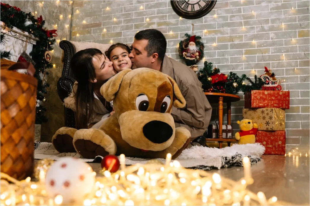 Detail Foto Keluarga Membuka Hadiah Saat Natal Number 11