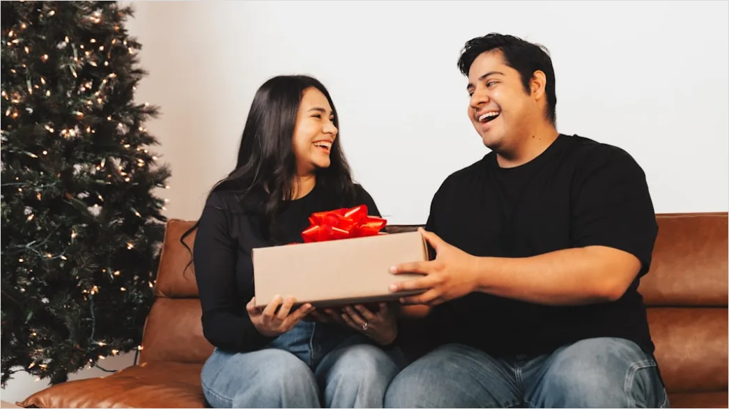 Detail Foto Keluarga Membuka Hadiah Saat Natal Number 5