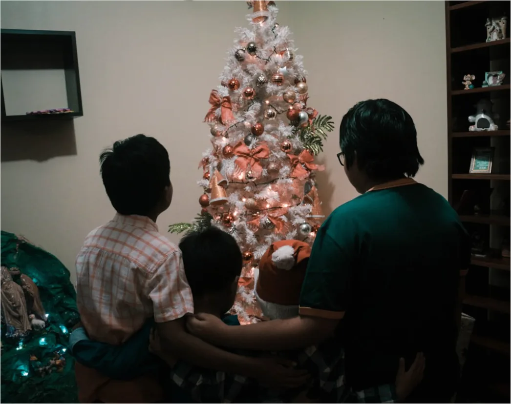 Detail Foto Keluarga Membuka Hadiah Saat Natal Number 7
