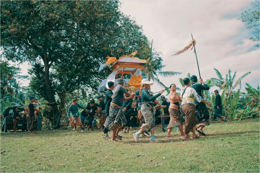 Detail Foto Lomba Tarik Tambang Warga Kampung Number 6