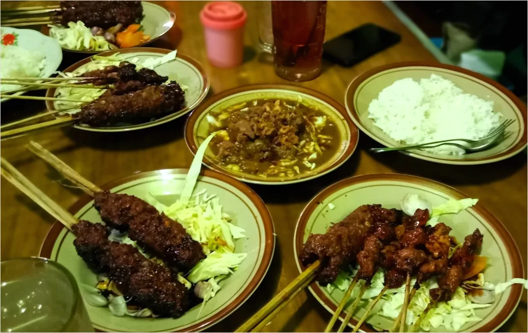 Foto Meja Makan Dengan Hidangan Lebaran 491b