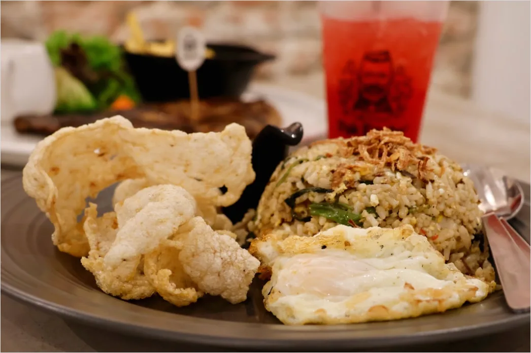 Foto Nasi Goreng Kampung Dengan Telur Mata Sapi 953b