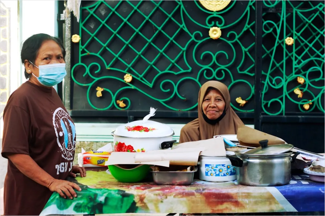 Foto Nasi Rawon Khas Surabaya Dengan Telur Asin A977