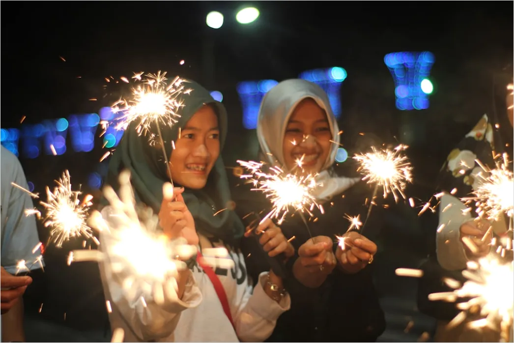 Foto Orang Bersulang Saat Malam Tahun Baru 8a81
