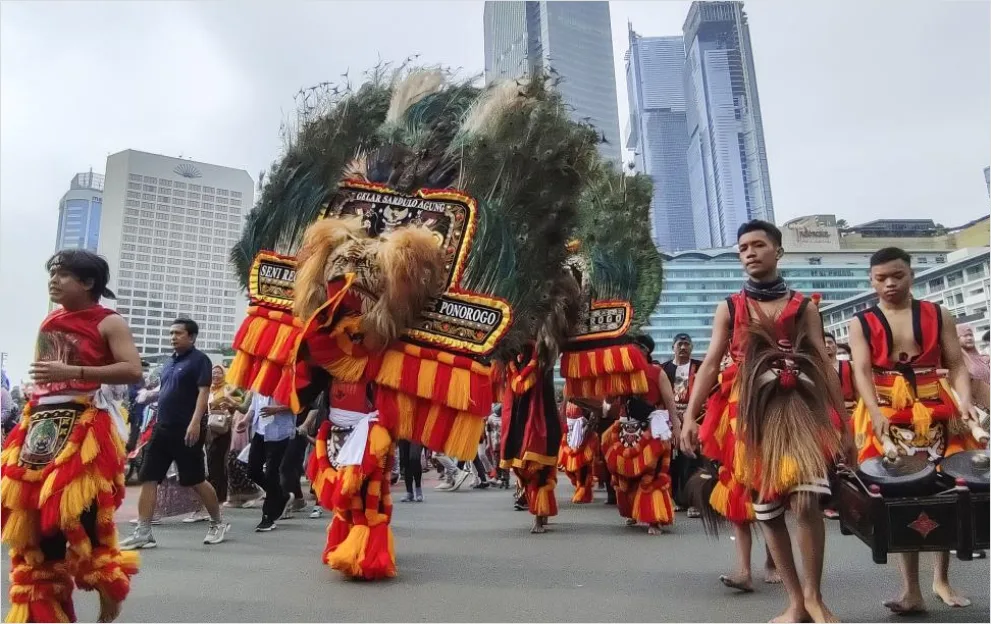 Detail Foto Parade Budaya Nusantara Di Jalan Number 2