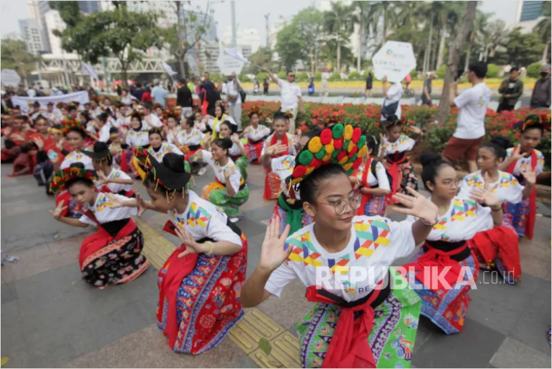 Detail Foto Parade Budaya Nusantara Di Jalan Number 11