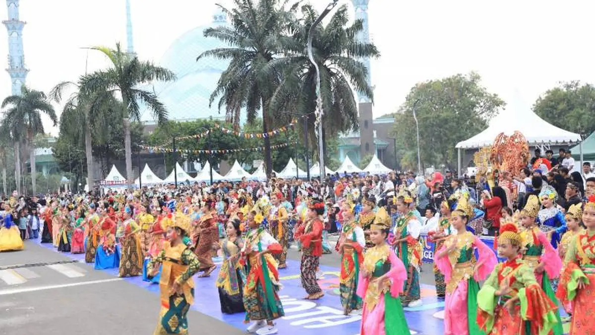 Detail Foto Parade Budaya Nusantara Di Jalan Number 14