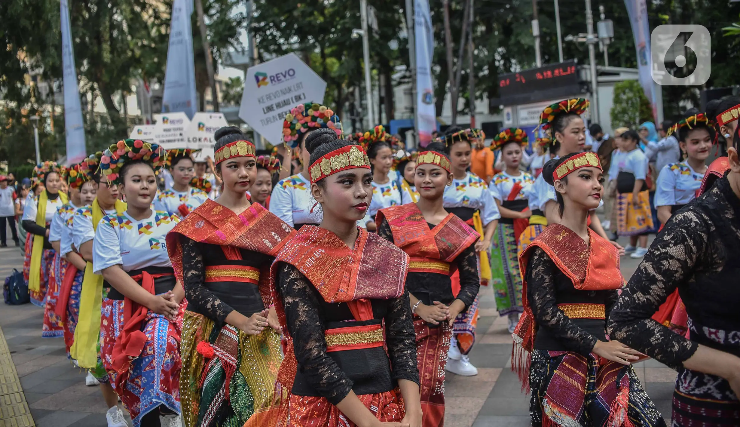 Detail Foto Parade Budaya Nusantara Di Jalan Number 5