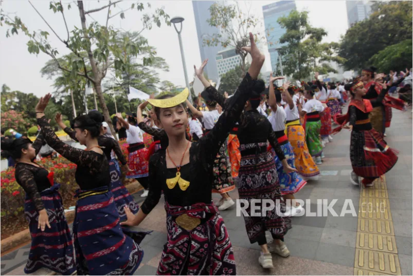 Detail Foto Parade Budaya Nusantara Di Jalan Number 6