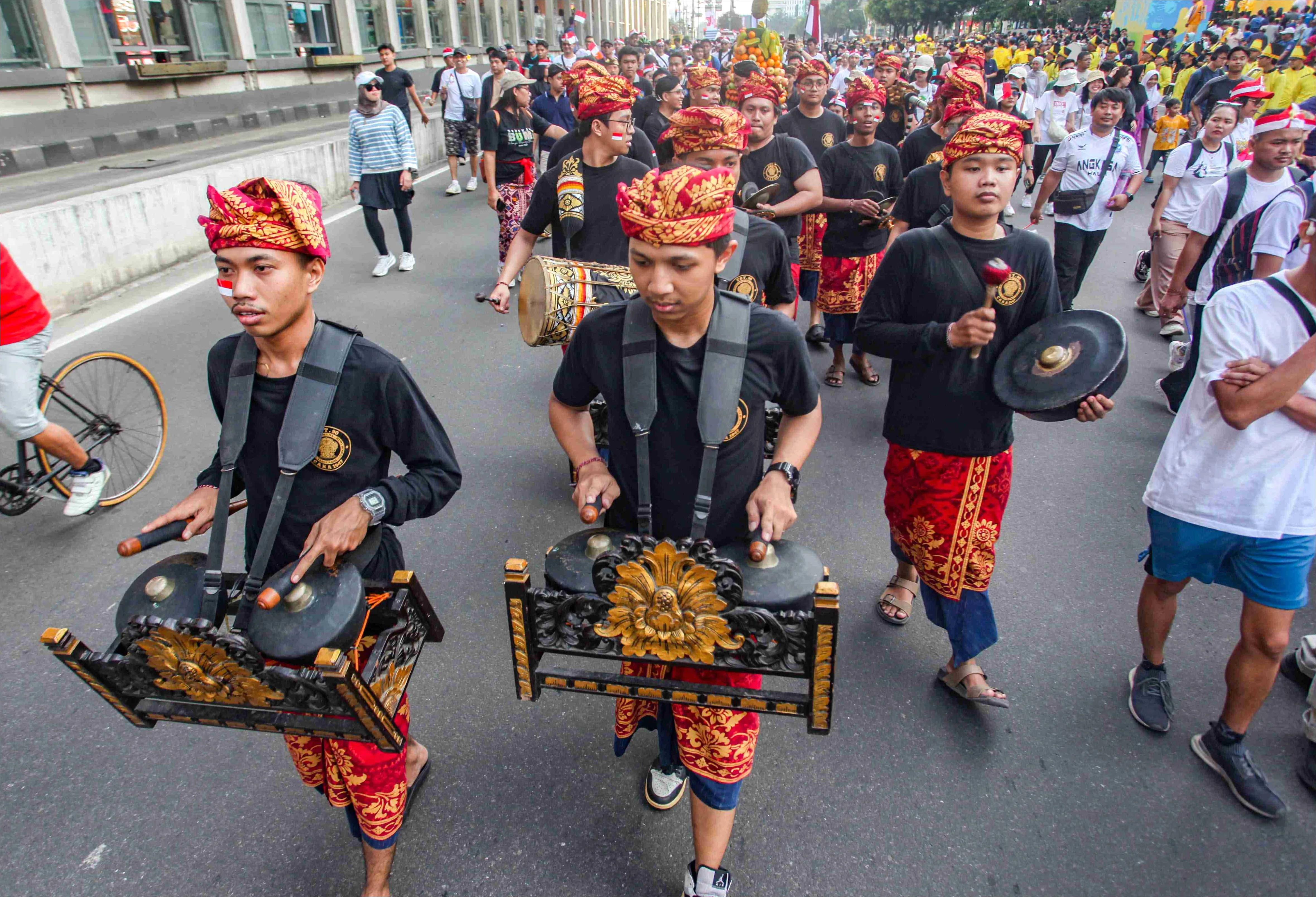 Detail Foto Parade Budaya Nusantara Di Jalan Number 7