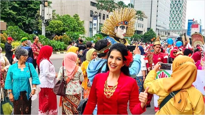 Detail Foto Parade Budaya Nusantara Di Jalan Number 8