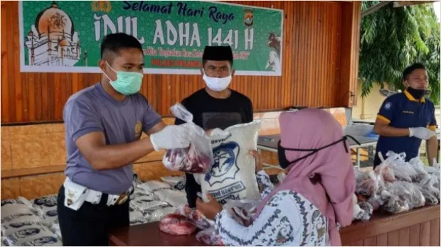 Foto Pembagian Daging Kurban Kepada Warga Cf6e