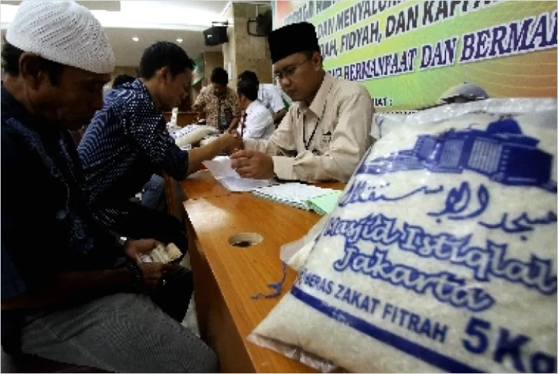 Foto Pembagian Zakat Fitrah Di Masjid 912e