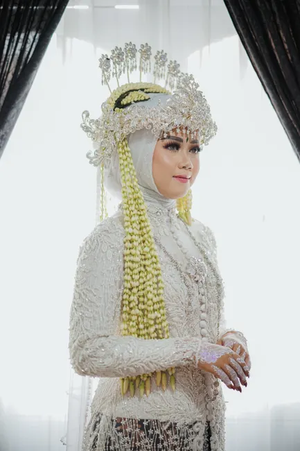 Foto Pengantin Berjalan Menuju Pelaminan Fc4b