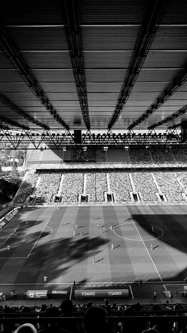 Detail Foto Pertandingan Sepak Bola Stadion Penuh Number 15