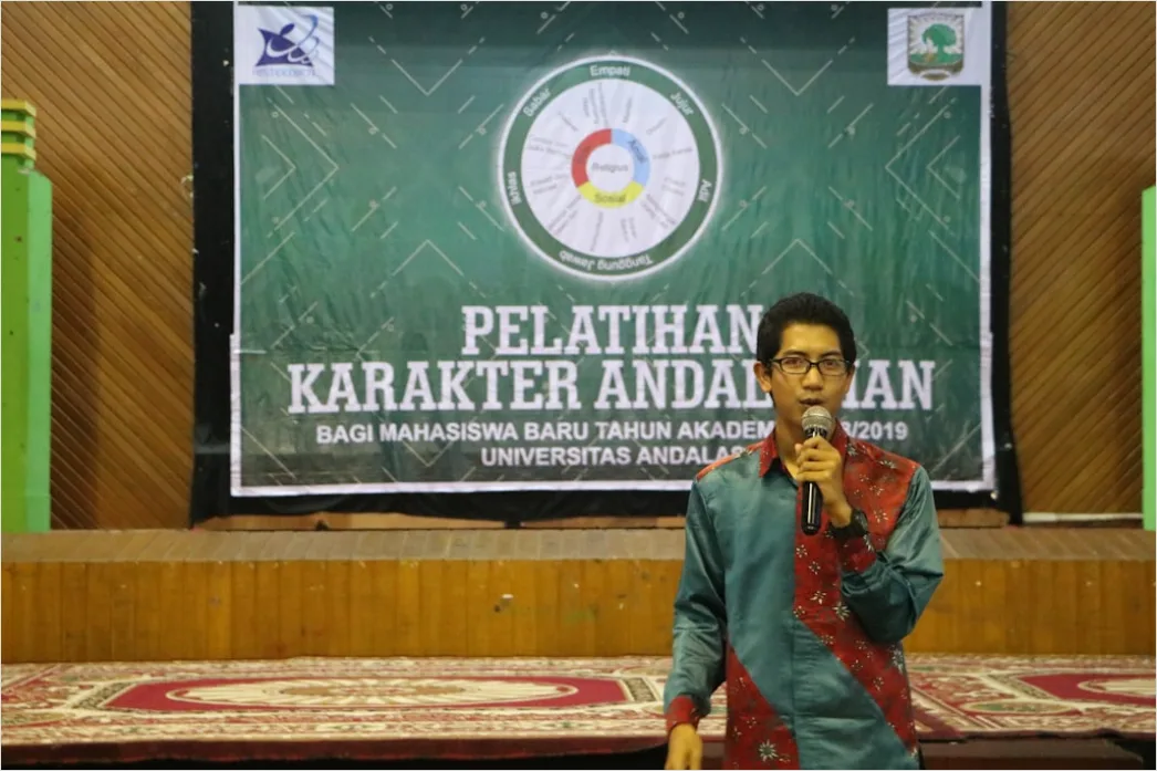 Detail Foto Peserta Seminar Mencatat Materi Number 11