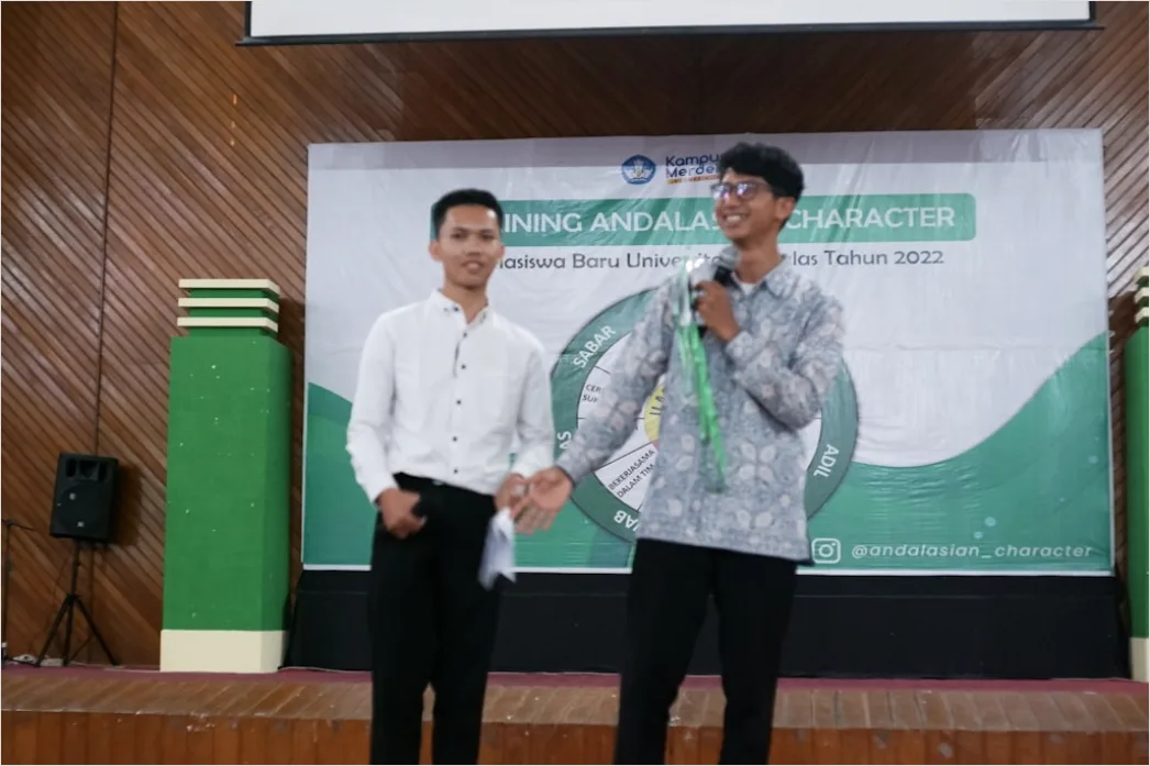 Detail Foto Peserta Seminar Mencatat Materi Number 8