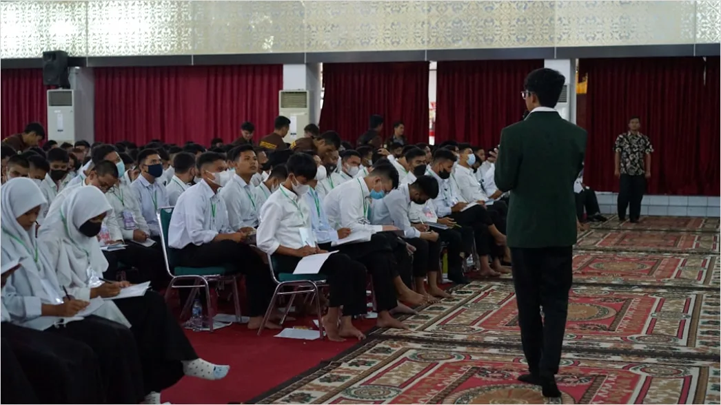 Detail Foto Peserta Seminar Mencatat Materi Number 9
