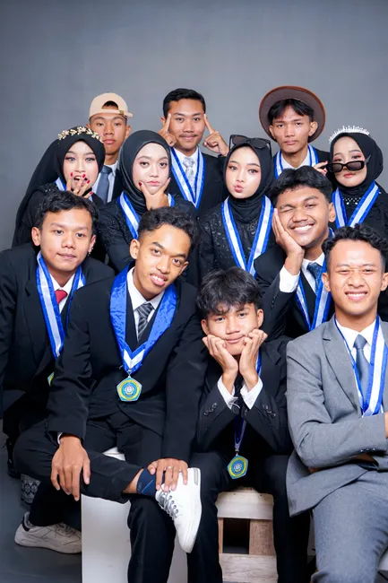 Detail Foto Upacara Kelulusan Sekolah Menengah Number 17