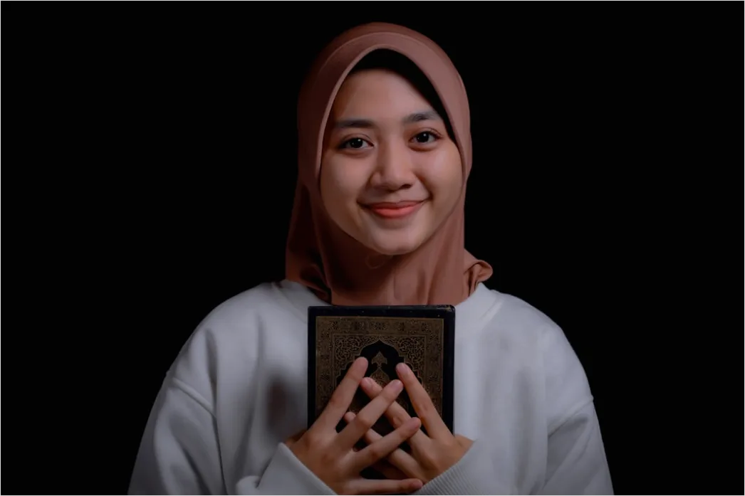 Foto Wisudawan Memegang Ijazah Tersenyum 30bc