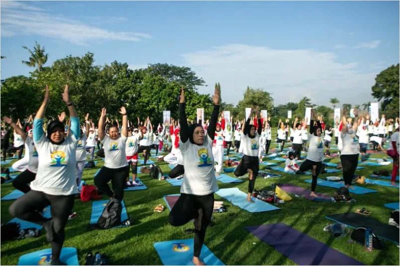 Gambar Acara Yoga Massal Di Taman 0809