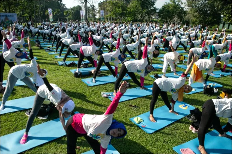 Detail Gambar Acara Yoga Massal Di Taman Number 2