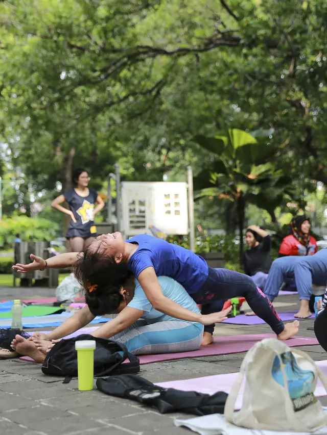 Detail Gambar Acara Yoga Massal Di Taman Number 12