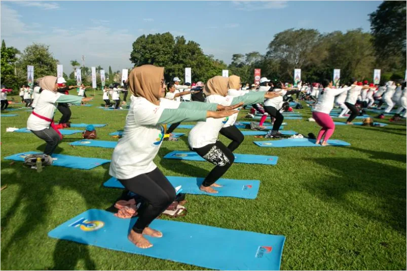 Detail Gambar Acara Yoga Massal Di Taman Number 3