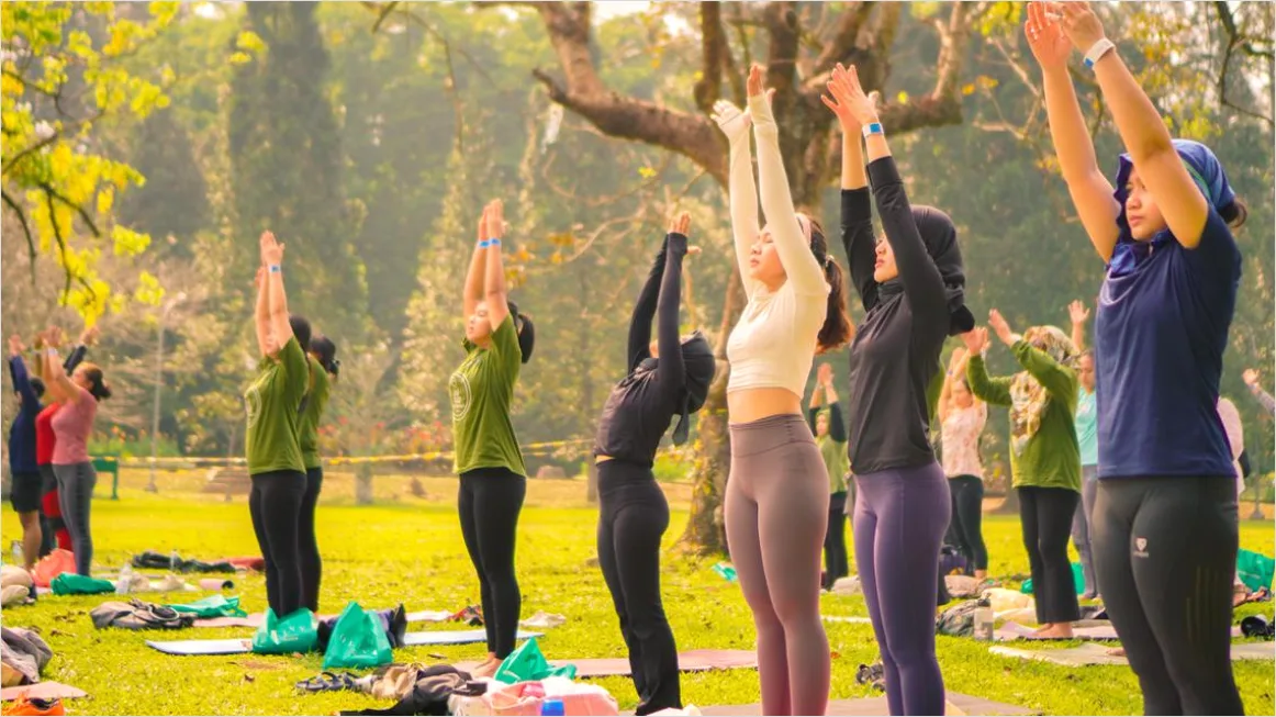 Detail Gambar Acara Yoga Massal Di Taman Number 5