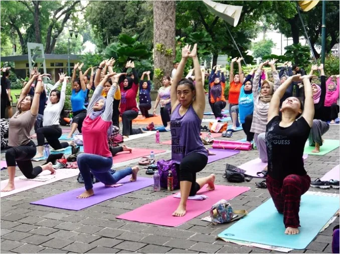 Detail Gambar Acara Yoga Massal Di Taman Number 6