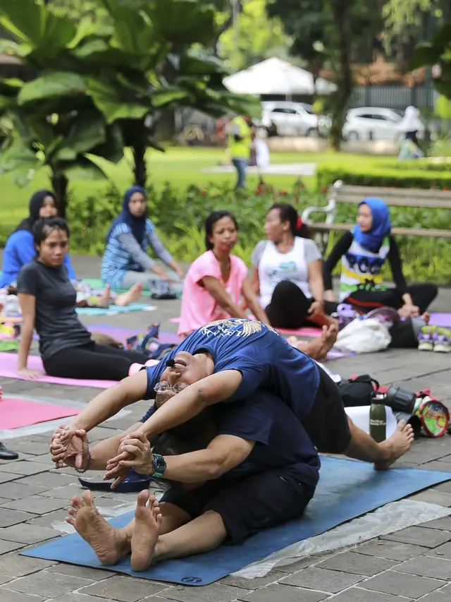 Detail Gambar Acara Yoga Massal Di Taman Number 8