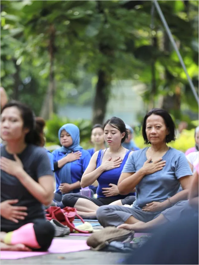 Detail Gambar Acara Yoga Massal Di Taman Number 9