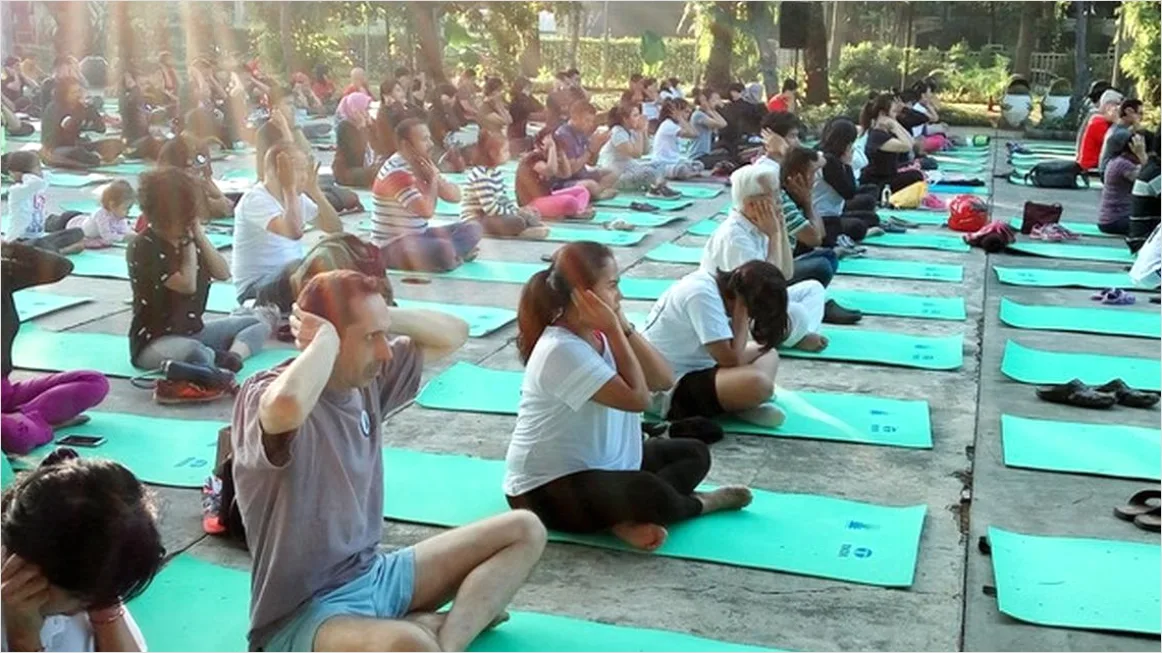 Detail Gambar Acara Yoga Massal Di Taman Number 10