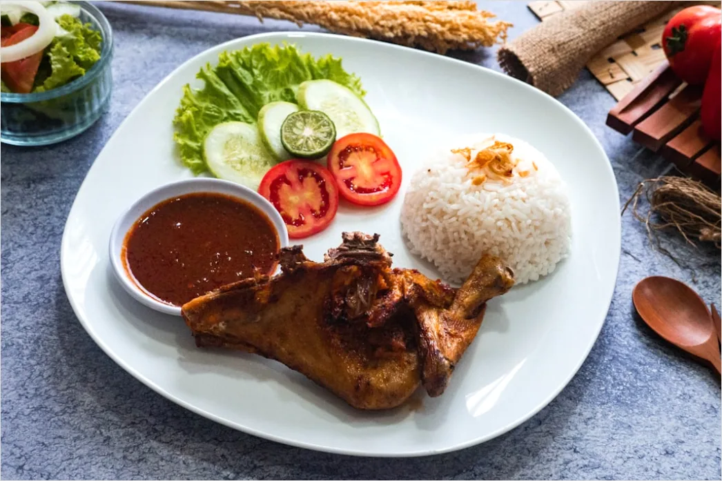 Gambar Ayam Kalasan Dengan Sambal Dan Lalapan E478