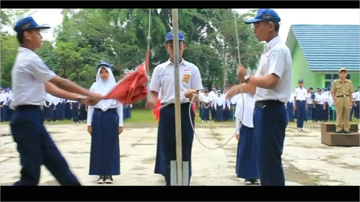 Detail Gambar Bendera Merah Putih Berkibar Di Sekolah Number 2